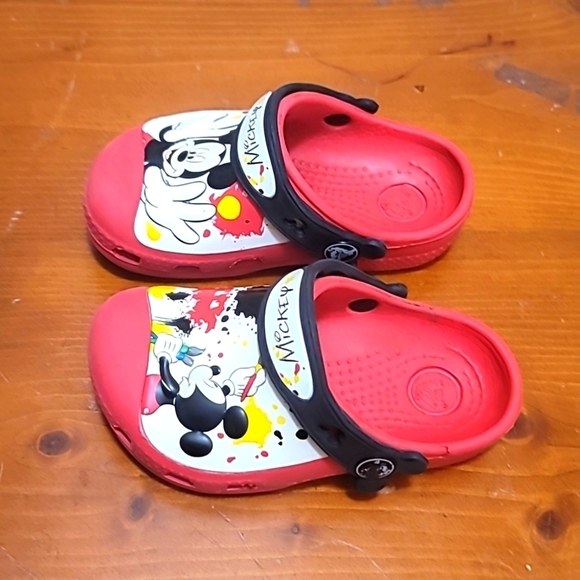 KIDS CROCS MICKEY PAINT SPLATTER  CLOG IN RED SIZE 8/9 - Picture 3 of 7